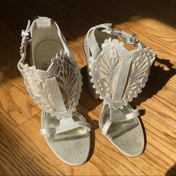 ⚡️Givenchy metallic leather lace heart block heels - Picture 4 of 16